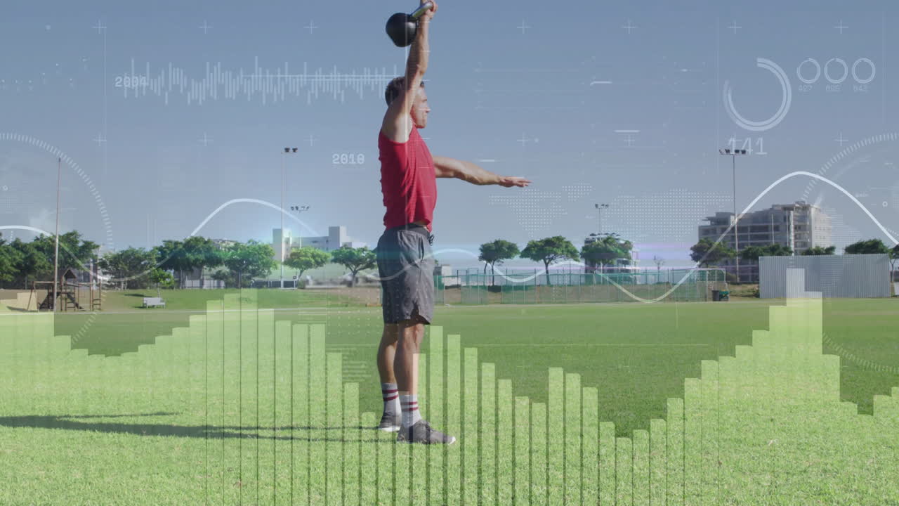 animación de procesamiento de datos y diagramas sobre hombre caucásico levantando pesas