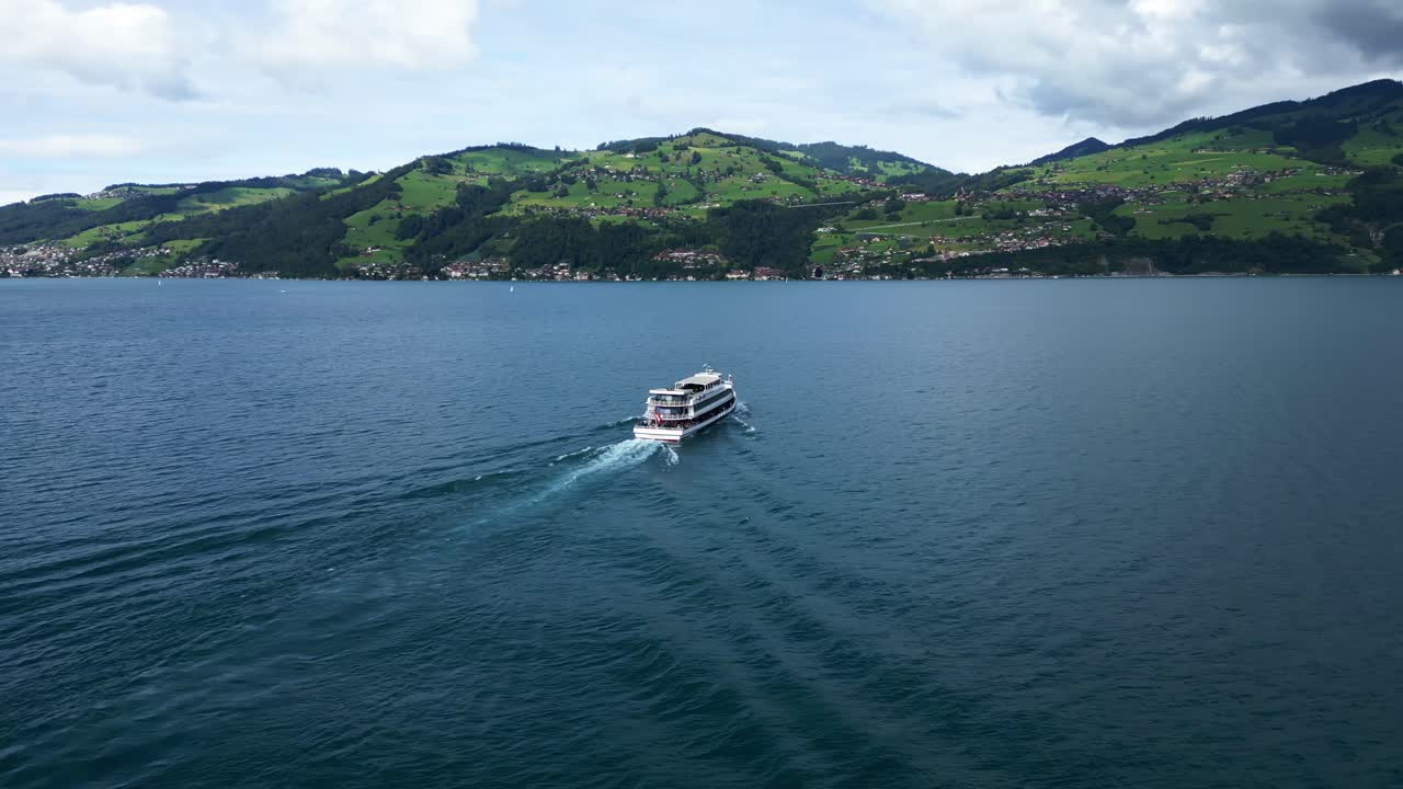 스위스 베른 칸톤의  호수에서 큰 색 배의 드론