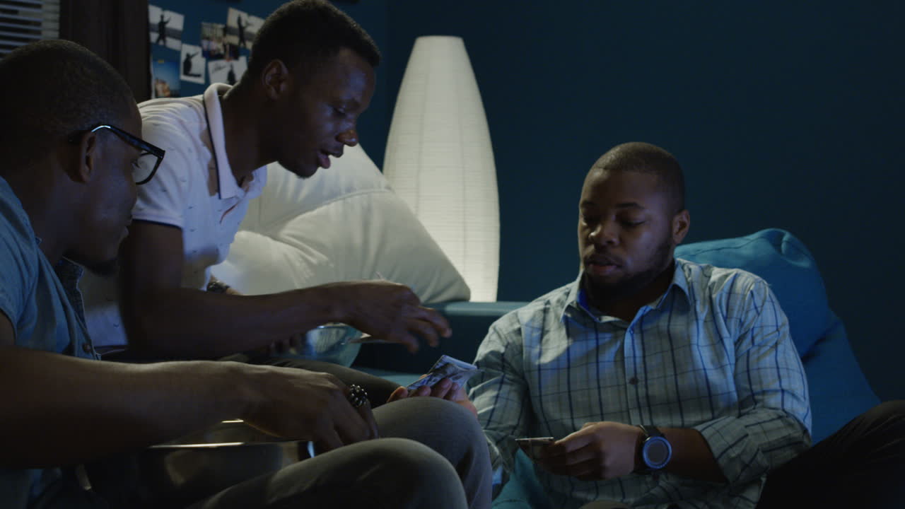 친구들이 집에서 tv를 보고 있습니다.