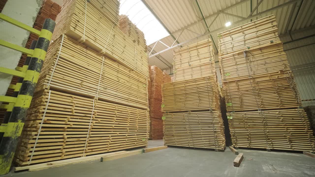 Store stabler træplanker opbevaret på et lager