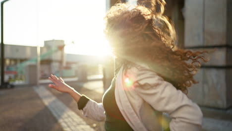 feliz, mujer, baile y ciudad por la mañana