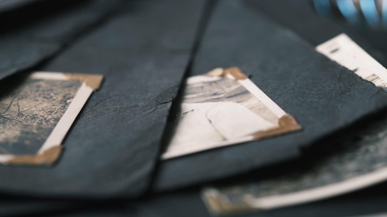 Foto vintage in bianco e nero in un album fotografico