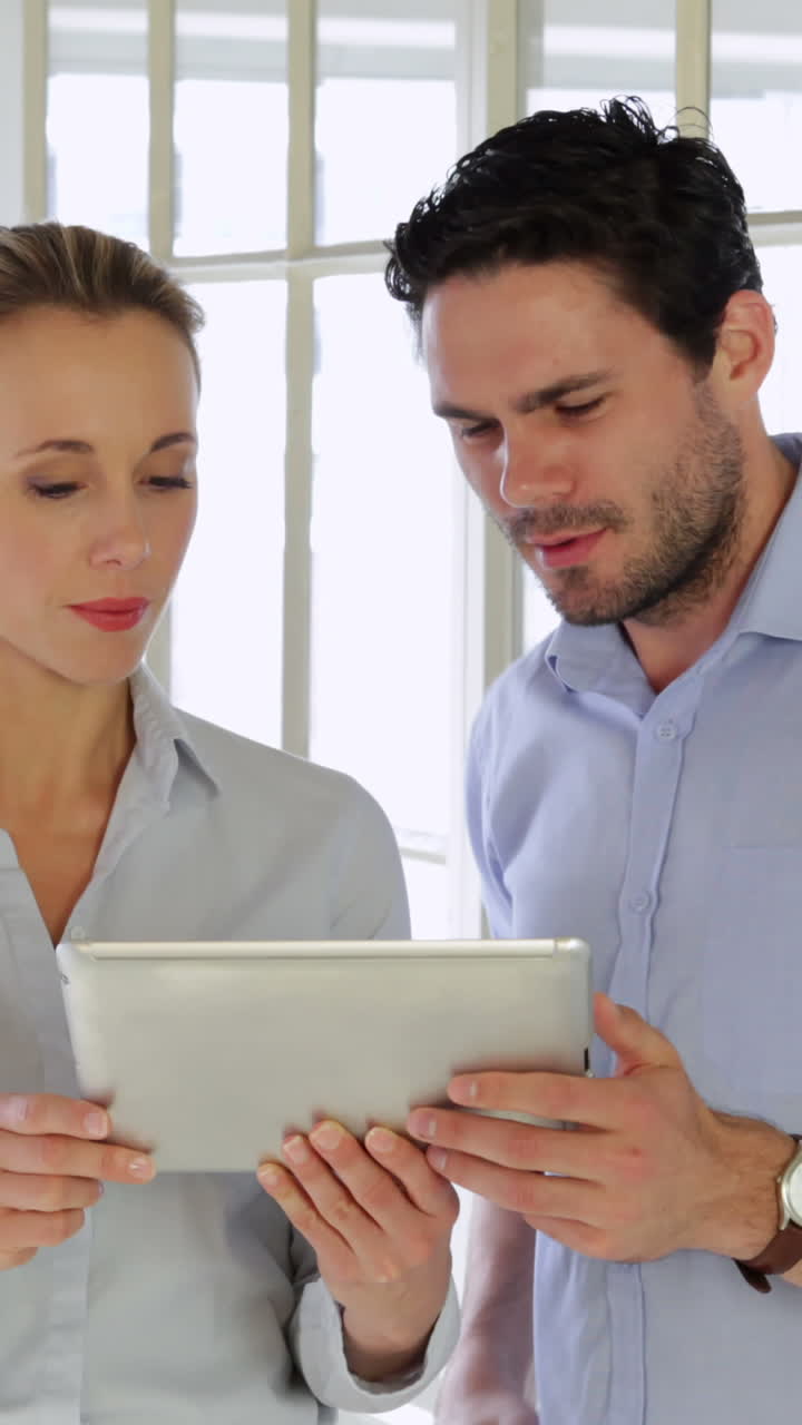 colegas de contenido trabajando juntos con la tableta