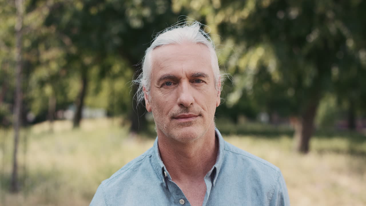 retrato en cámara lenta de un hombre caucásico maduro