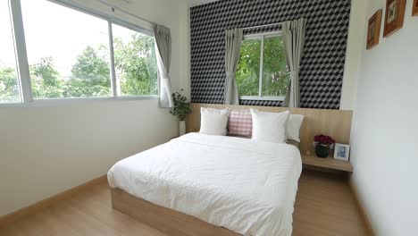 dormitorio cómodo con decoración de ropa de cama blanca y limpia