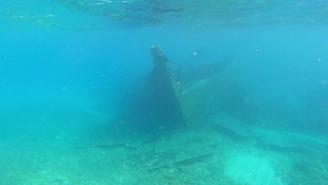 Versunkenes-Boot-Schiffswrack-Auf-Seichten-Meeresgewässern