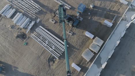 disparo de drones sobre un sitio de construcción con máquina y material