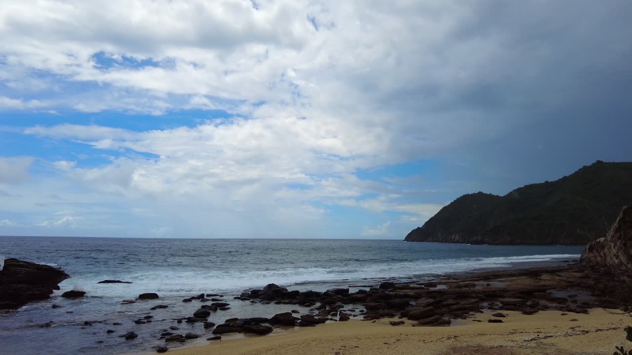 Una vista della spiaggia di Puerto Escondido in una giornata di pioggia, nella Baia di Cepe, sulla costa caraibica, Aragua, Venezuela.
