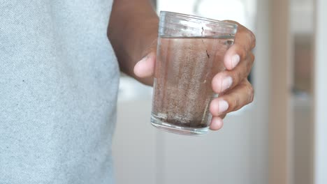 agua sucia en un vaso