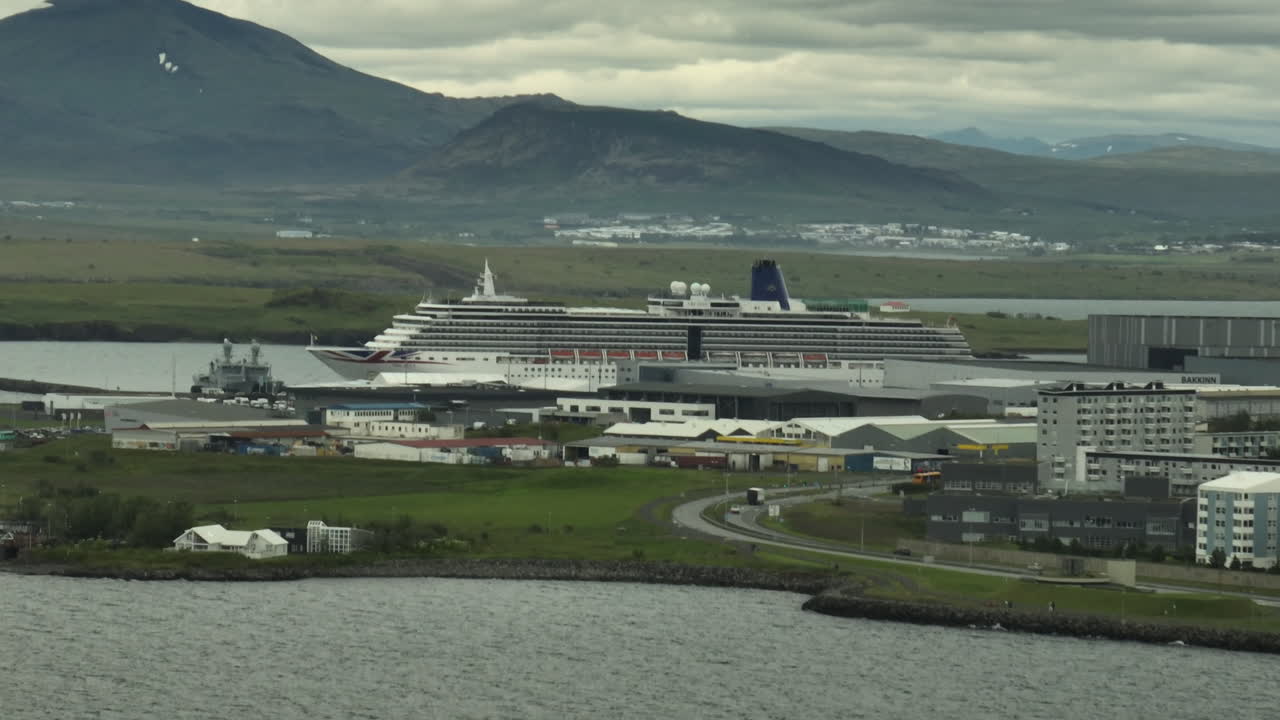 아이슬란드의 거대한 크루즈 보트 레이키아비크 수도 공중 촬영