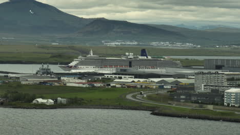 Crucero-Gigante-En-Islandia-Toma-Aérea-De-La-Capital-De-Reykjavik