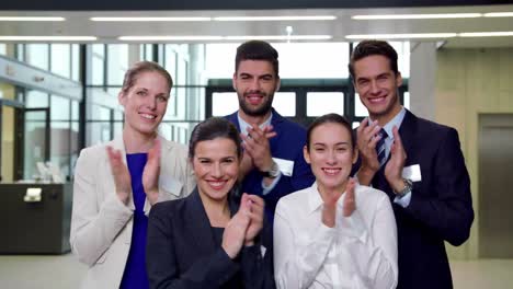 ejecutivos de negocios aplaudiendo después de la presentación