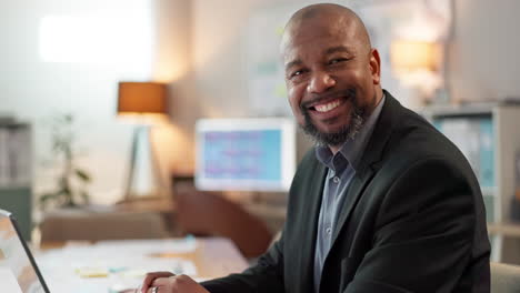 Retrato-De-Un-Hombre-Negro-Feliz-En-La-Oficina