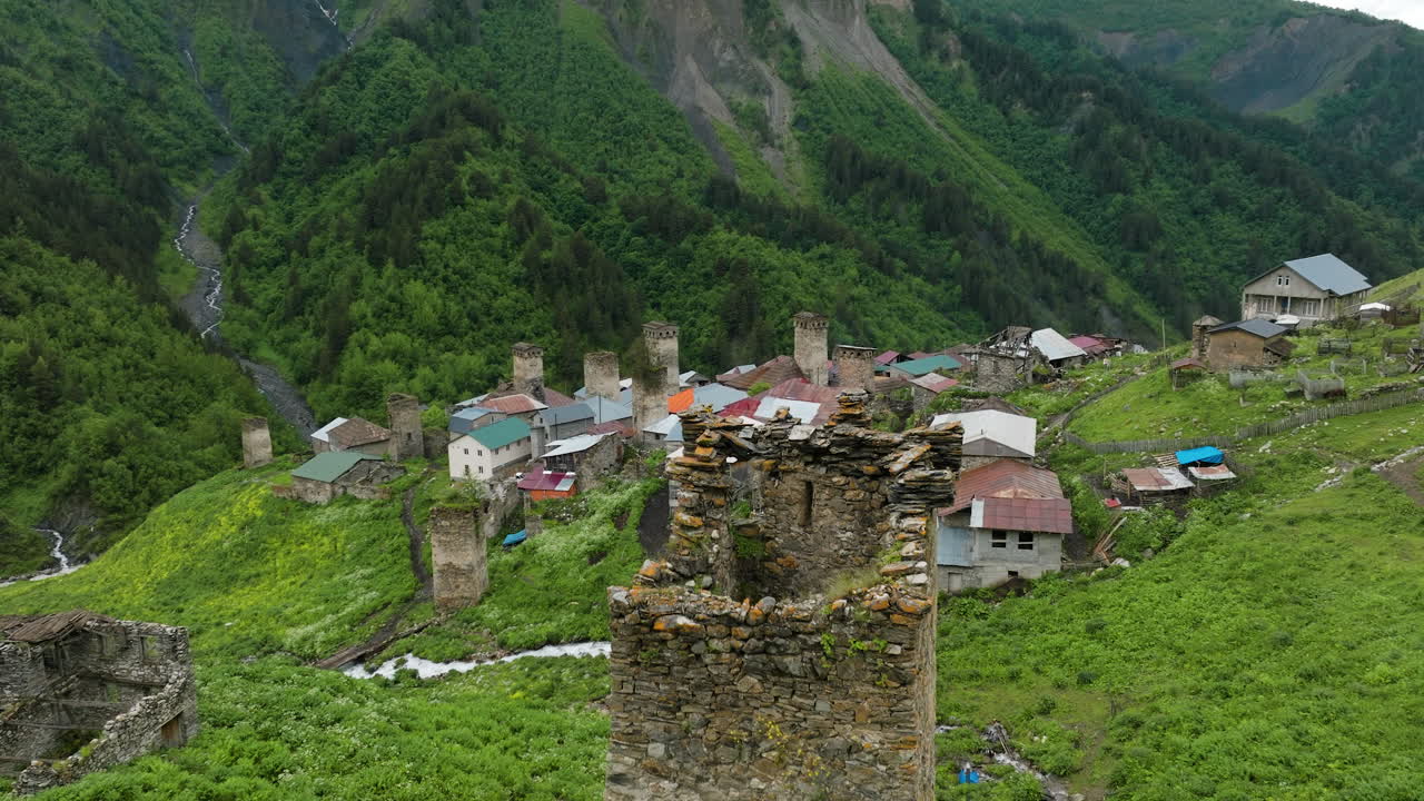 Sobrevoo de ruínas de torres históricas na aldeia montanhosa de Adishi, na região de Svaneti, Geórgia.