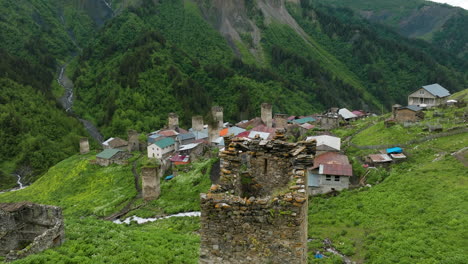 sobrevuele las ruinas históricas de la torre en el pueblo de montaña de adishi en la región de svaneti de georgia