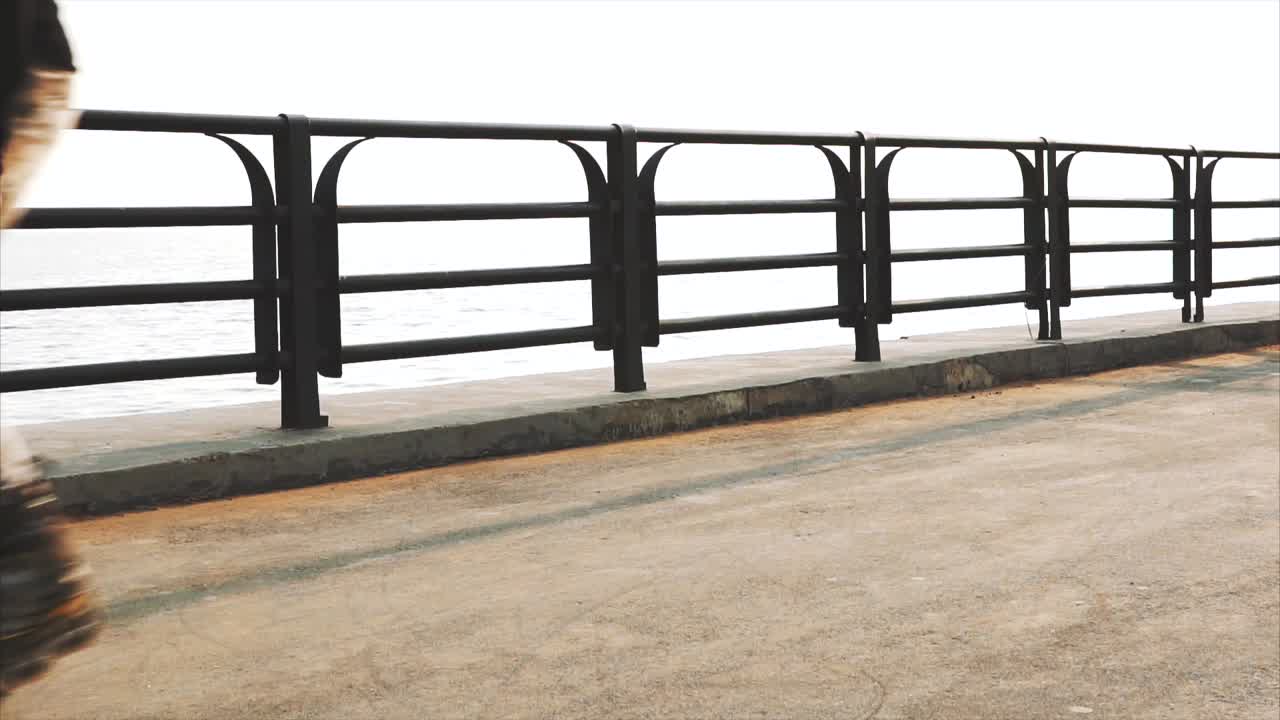 persona que hace patinaje en el océano