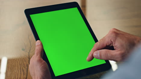 Chef-Wischt-Mit-Dem-Finger-über-Greenscreen-Tablet-Im-Büro.-Direktor-Blättert-Mit-Den-Händen-Am-Computer