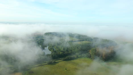 Feine-Wolken-über-Der-Natur-Am-Nebligen-Morgen