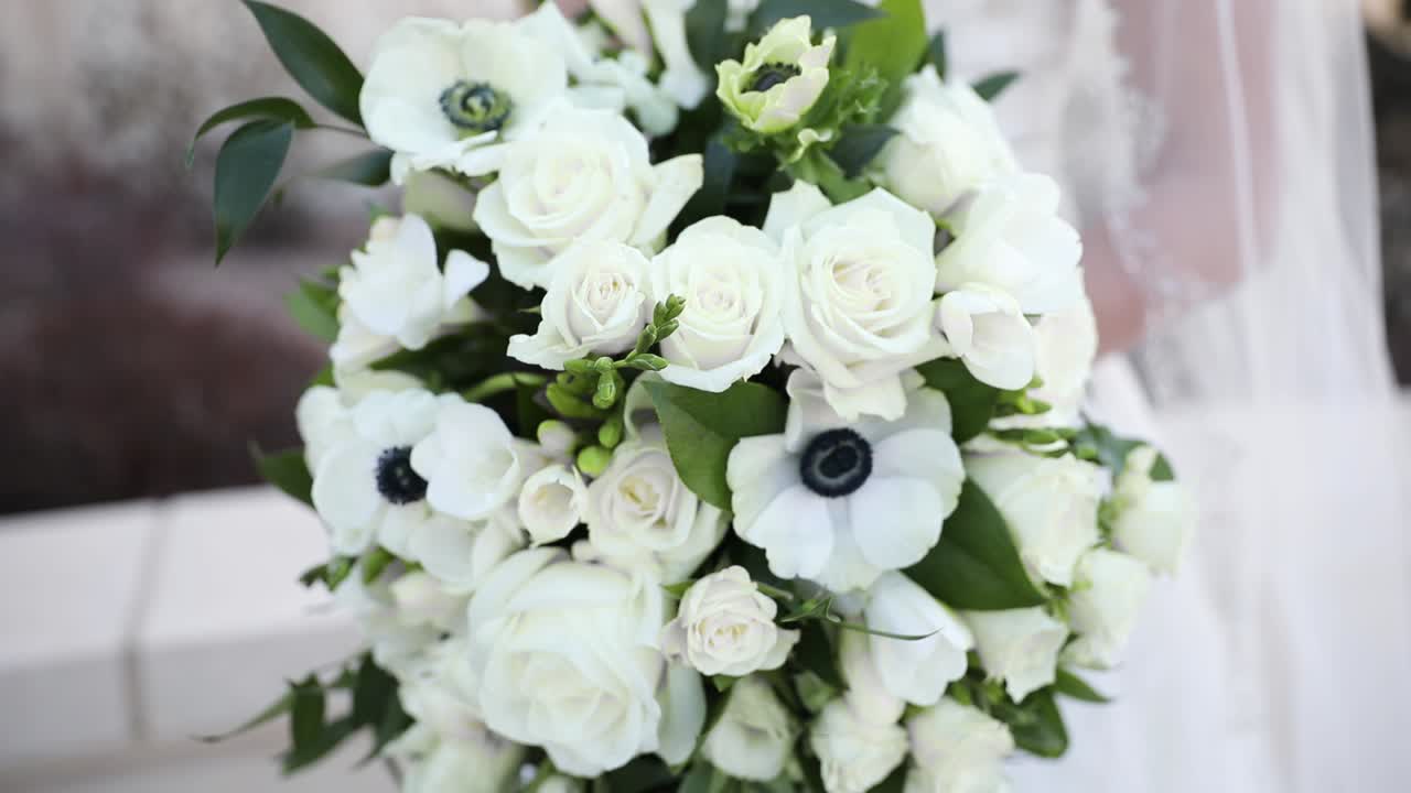 Blomsterbuket med hvide roser til bruden på bryllupsdagen.