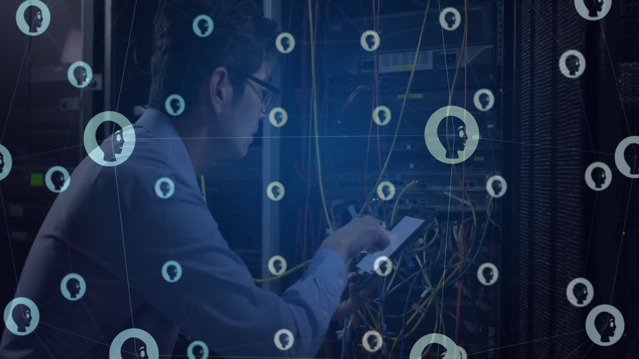 animación de cuadrícula de personas iconos sobre técnico masculino asiático trabajando en la sala de servidores