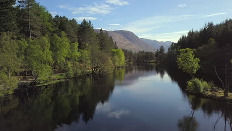 Vista-Aérea-De-Glencoe-Lochan-En-Un-Día-Soleado,-Glencoe,-Tierras-Altas-Escocesas,-Escocia