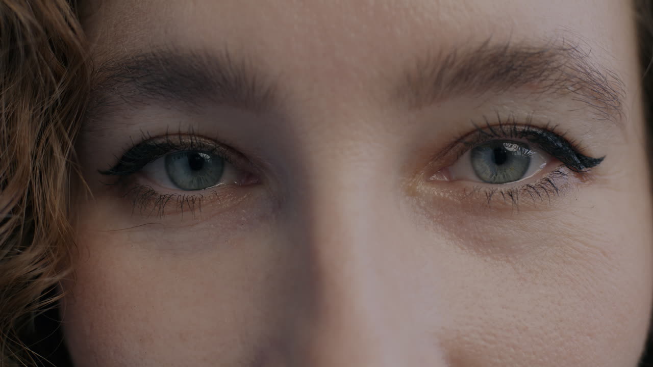 primer plano de los ojos de la mujer con maquillaje