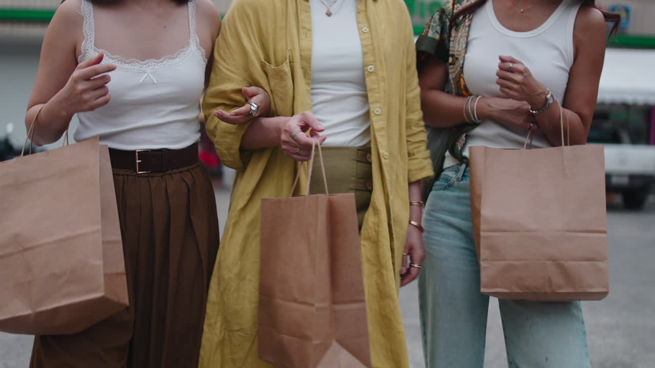 Gruppo di donne che fanno shopping insieme