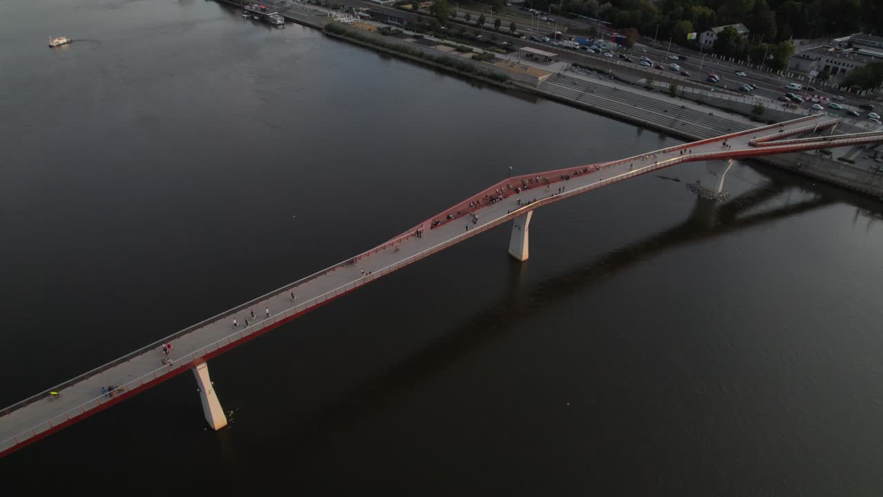 폴란드 바르샤바의 세트 (sunset) 에 있는 새로운 클라드카 나 위슬 (kladka na wisła) 다리에서 높은 고도에서 볼 수 있다.