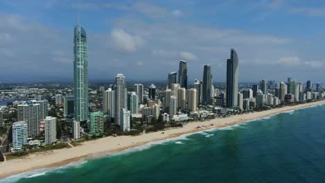 Paraíso-De-Los-Surfistas-Desde-El-Aire,-En-Un-Día-De-Verano,-Hermosas-Playas-Y-Apartamentos-De-Gran-Altura