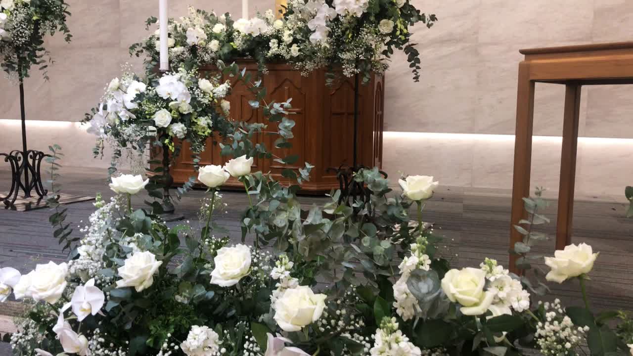 цветочная аранжировка на свадебной церемонии