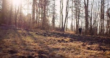 Freizeitaktivitäten-Sporttourist-Wandern-Entlang-Des-Bergweges-In-Den-Bergen-7