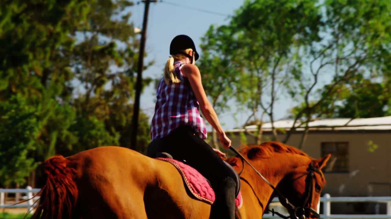 mujer a caballo en el rancho 4k