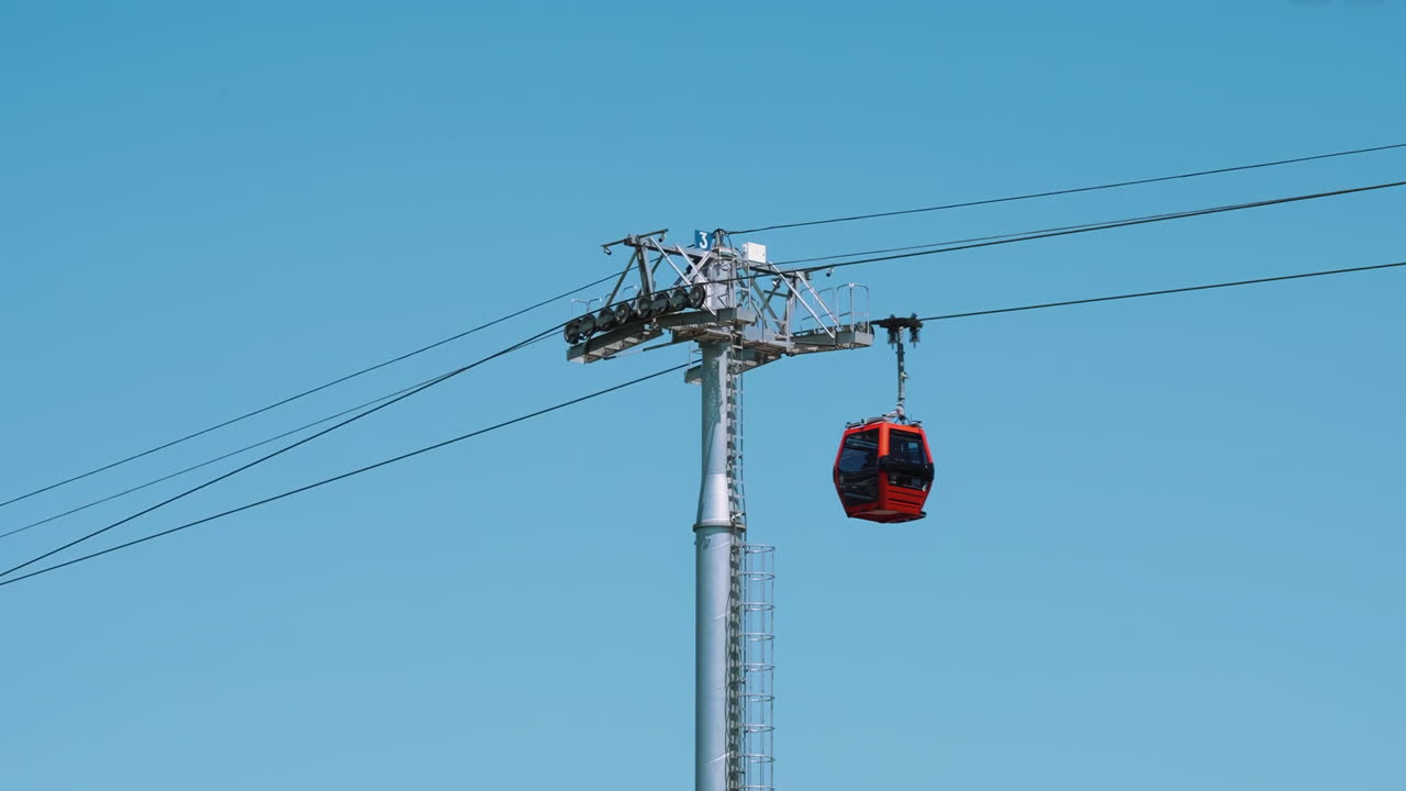 захватывающая раскрывающая гондола над панорамным видом на холмы, сверкающее величественное озеро с живописными горами лесом и канатной дорогой