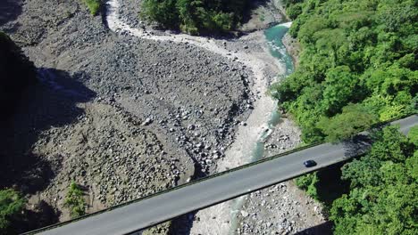 Drone-Aéreo-Panorámico-Sobrevuelo-Puente-Río-Sucio,-Costa-Rica,-4k