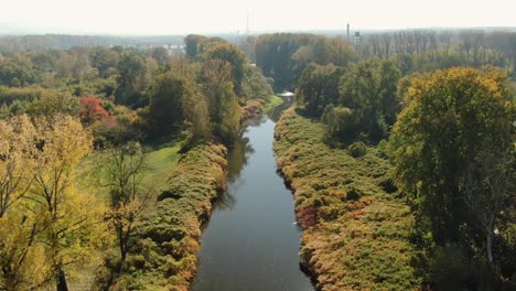 Corriente-Prístina-Fluye-A-Través-Del-Campo-En-Polonia