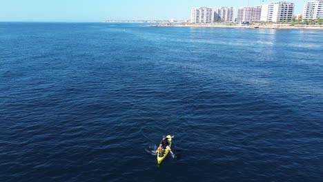 vista aérea de la pesca en kayak en el paisaje marino, vista de drones de pesca de arrastre