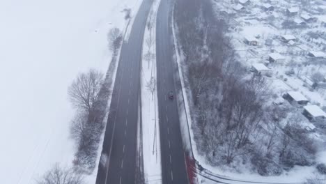 一辆车在从德国的雪地清理的黑色<unk>石路上行驶