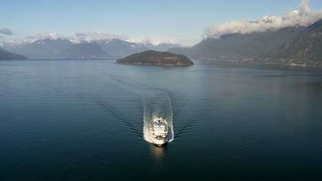 Ferry-Navegando-En-Howe-Sound-Hasta-Horseshoe-Bay-En-BC,-Canadá