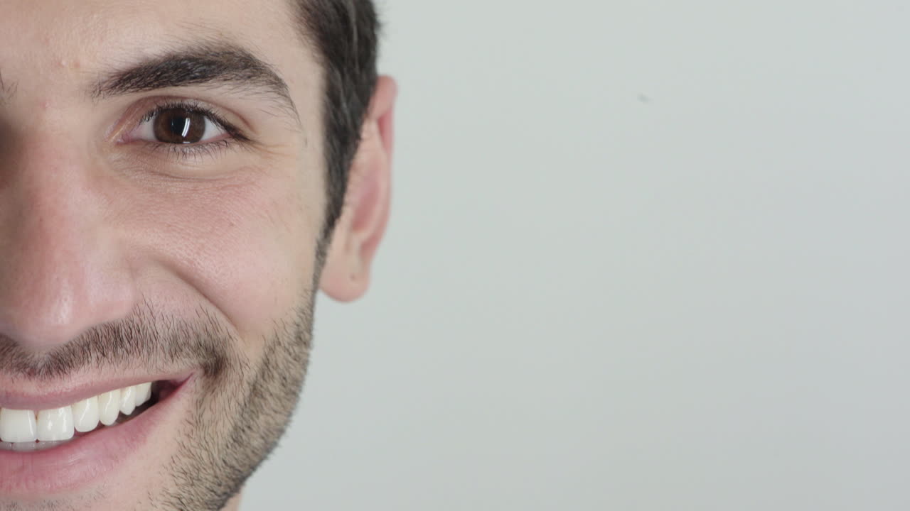 retrato de cerca hombre joven sonriendo satisfacción feliz hombre hispano exitoso aislado en fondo blanco