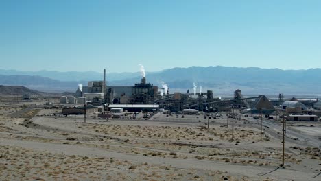 Planta-De-Energía-En-El-Desierto-Con-Chimeneas-Y-Montañas-Trona-California