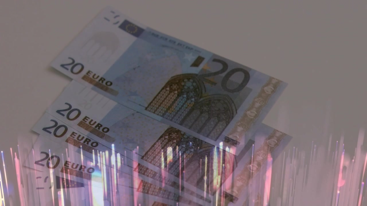 Strisce di luce che salgono e sfarfallano, rivelando due banconote da 20 euro che ruotano per evidenziare l'ologramma.