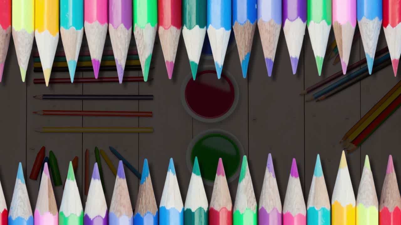 lápices de varios colores contra el equipo de pintura