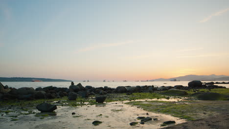 Amplio-ángulo-De-Visión-De-Los-Barcos-De-Playa-Y-Océano-En-La-Bahía-Inglesa-De-Vancouver---Cielo-Del-Atardecer