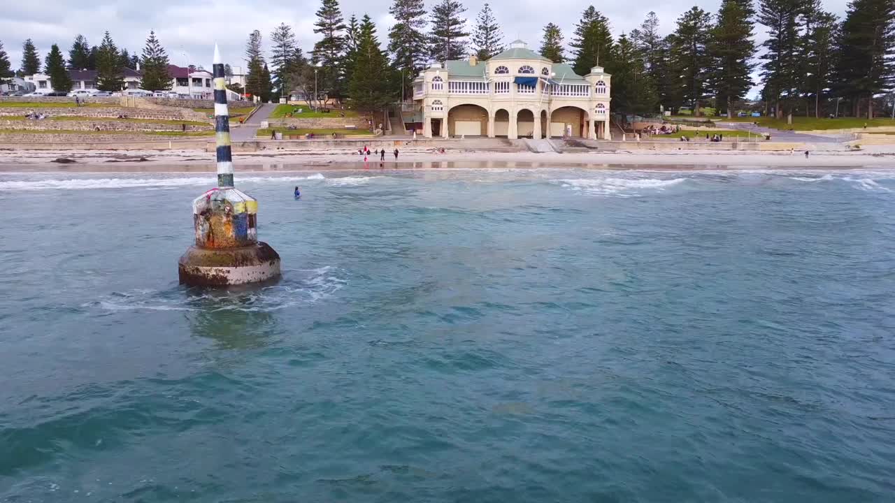 aerial pasado cottesloe playa campana a la casa de té de indiana primer plano de perth, wa