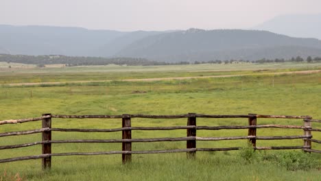 Sommer-Colorado-Weide-Zaun-Gras-Weht-Im-Wind