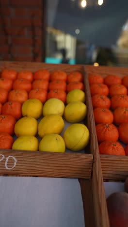 exhibición de frutas frescas en un mercado