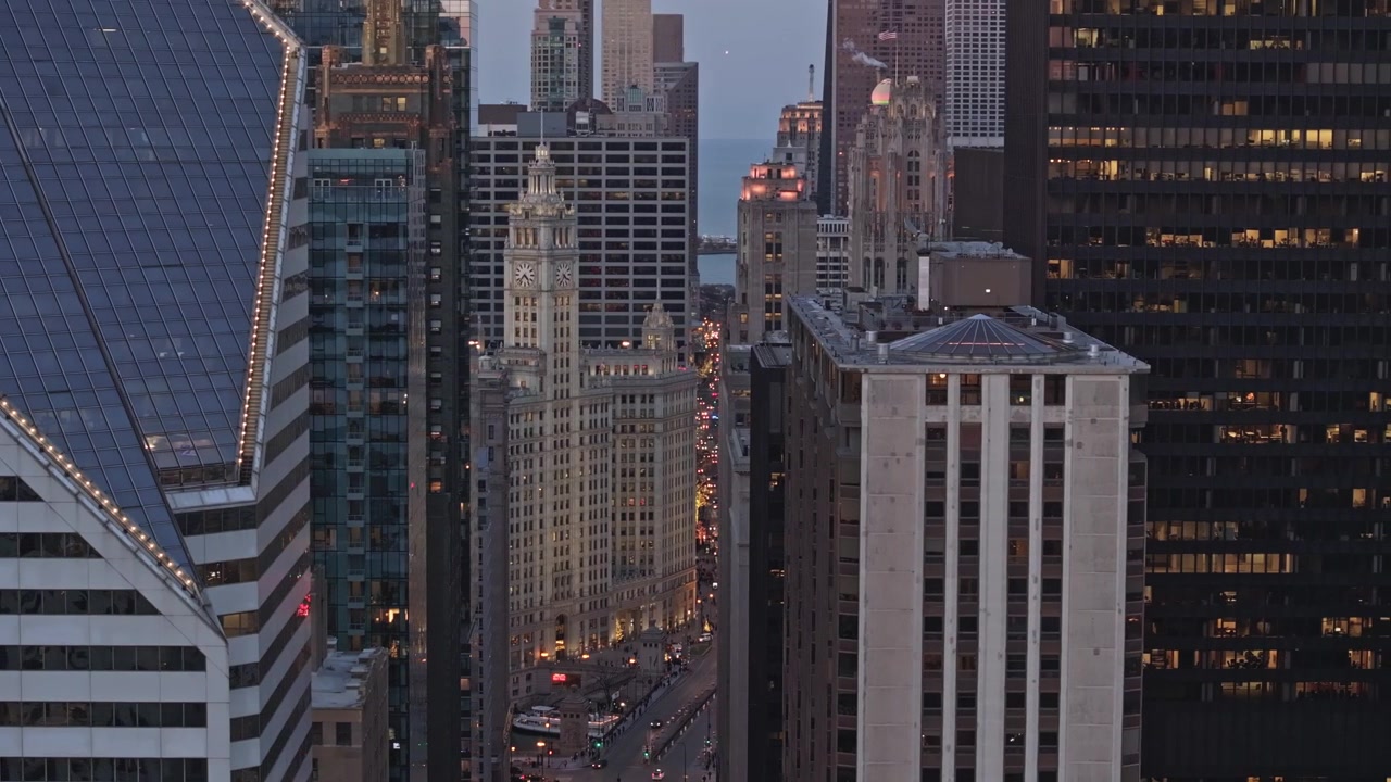 Vista aérea de drone ampliada olhando para o norte pela Michigan Avenue no centro de Chicago, Illinois