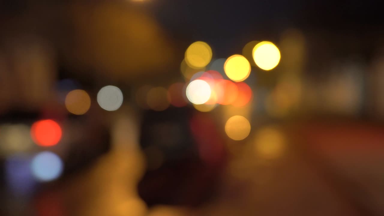 luces borrosas de las calles de la ciudad por la noche