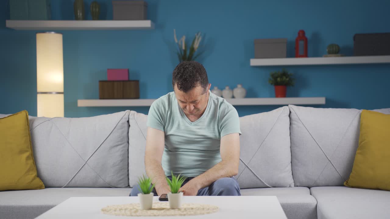 심리적 문제를 가진 남자가 집에서 혼자 있습니다.