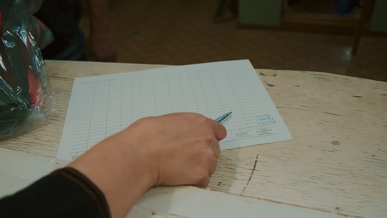 persona que firma un documento